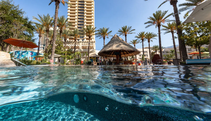 Harrah’s Resort SoCal swim-up bar